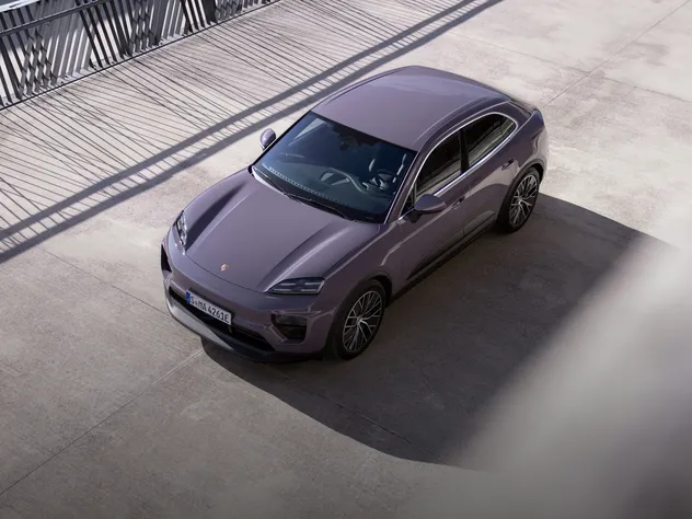 Vue de dessus d’un Macan 4 peint en couleur Provence dans une rue.