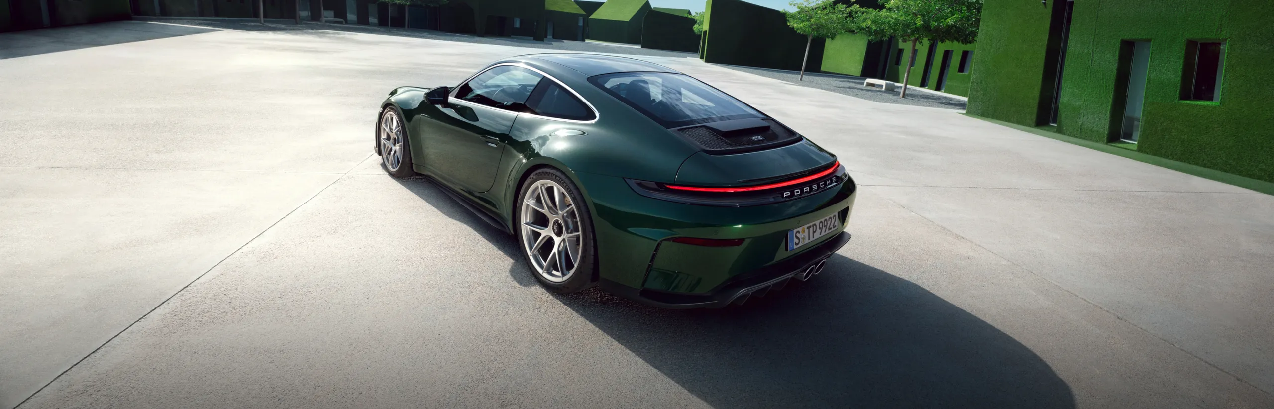 Vista desde arriba de la parte lateral del Porsche 911 GT3 con paquete Touring en color Oakgreenmetallic Neo.