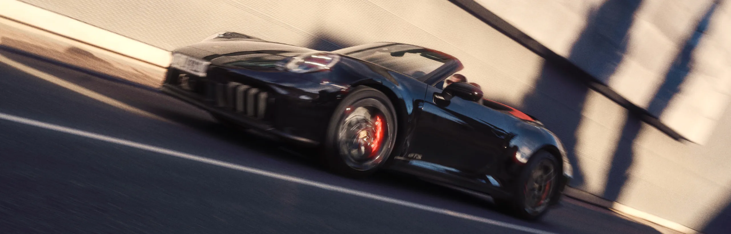 街を駆け抜けるレッドのルーフ付きのブラックのPorsche 911 Carrera GTS Cabriolet フロントビューとサイドビュー