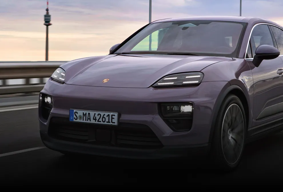 Porsche Macan 4 in Provence fährt durch Vorstadt. Seite und Front sichtbar.