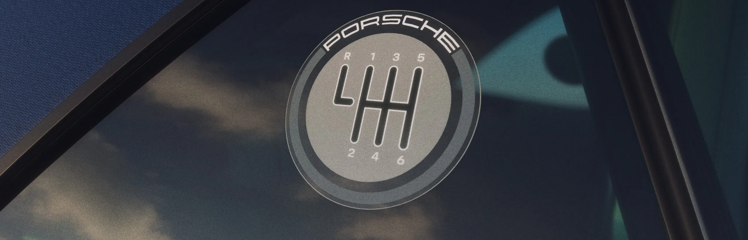 Vue détaillée de l'autocollant avec la grille de passage de vitesses sur la vitre latérale arrière de la Porsche 911 Carrera T Cabriolet.