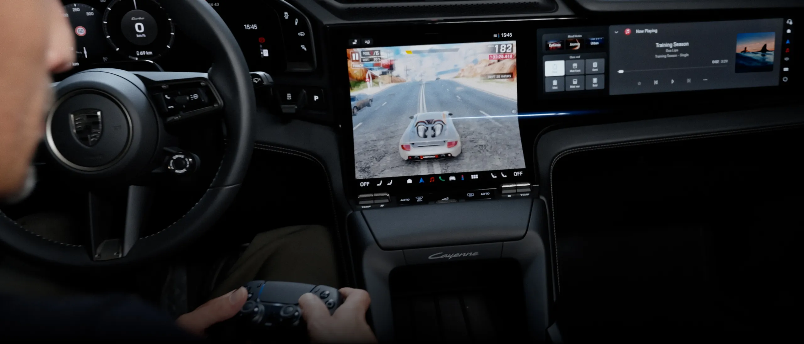 Entertainment-Funktionen auf dem Beifahrerdisplay eines Porsche Cayenne.