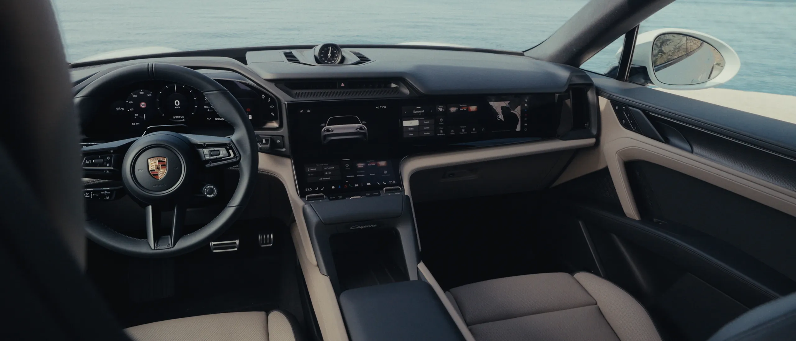 Kamerafahrt durch das Interieur eines Porsche Cayenne Turbo Coupé.