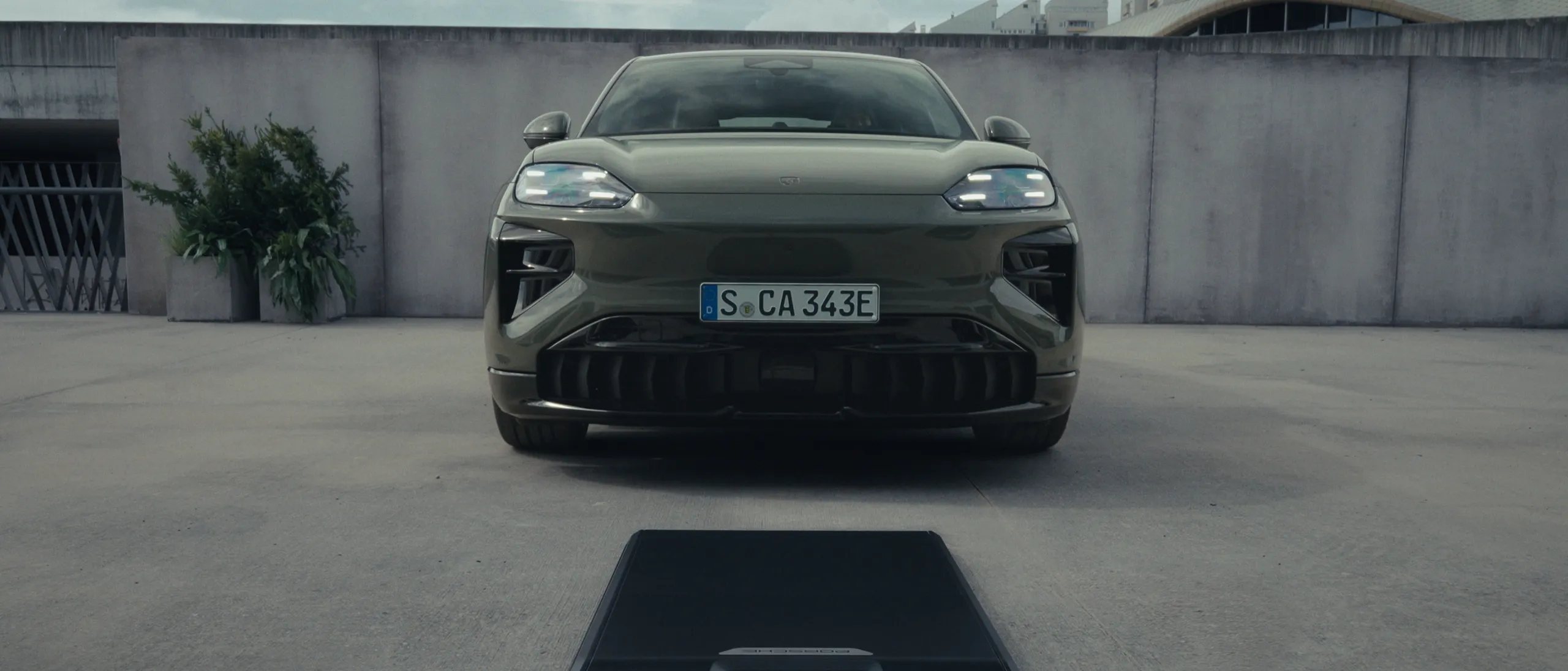 Ladevorgänge mit Kabel und Ladeplatte beim Porsche Cayenne Turbo Coupé.