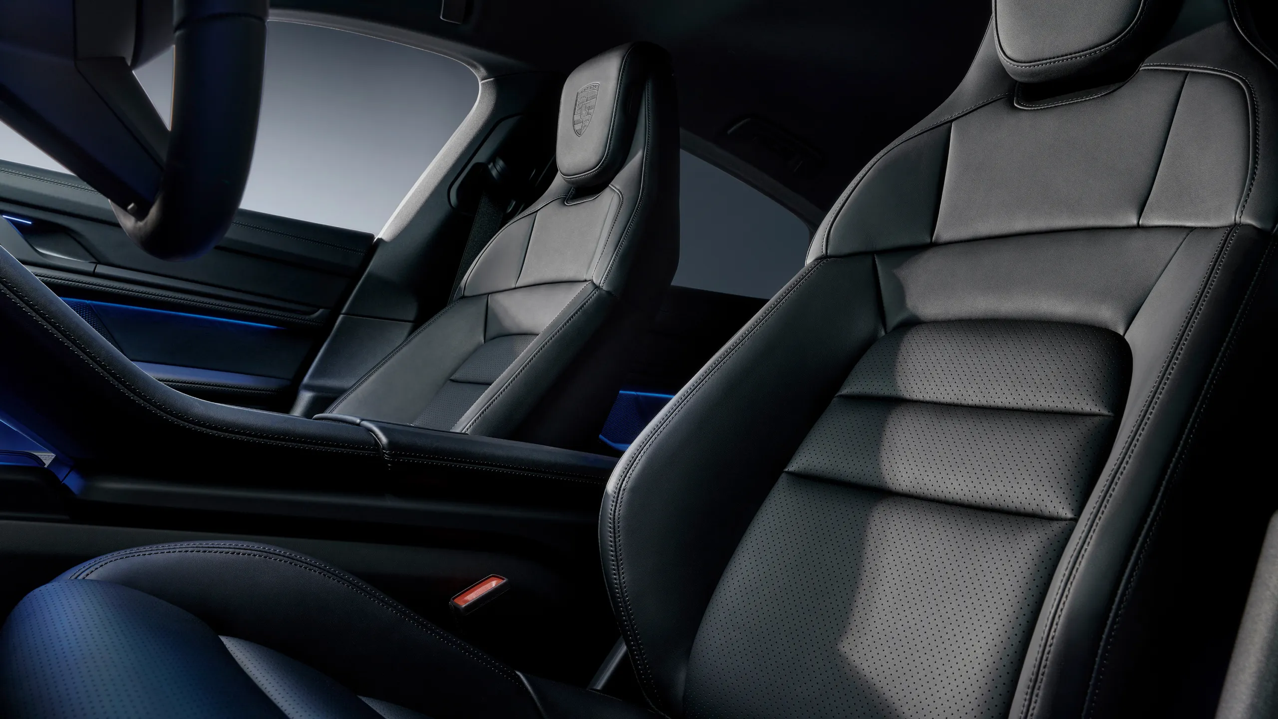 Front view into the cabin of a Porsche Taycan 4S Black Edition.