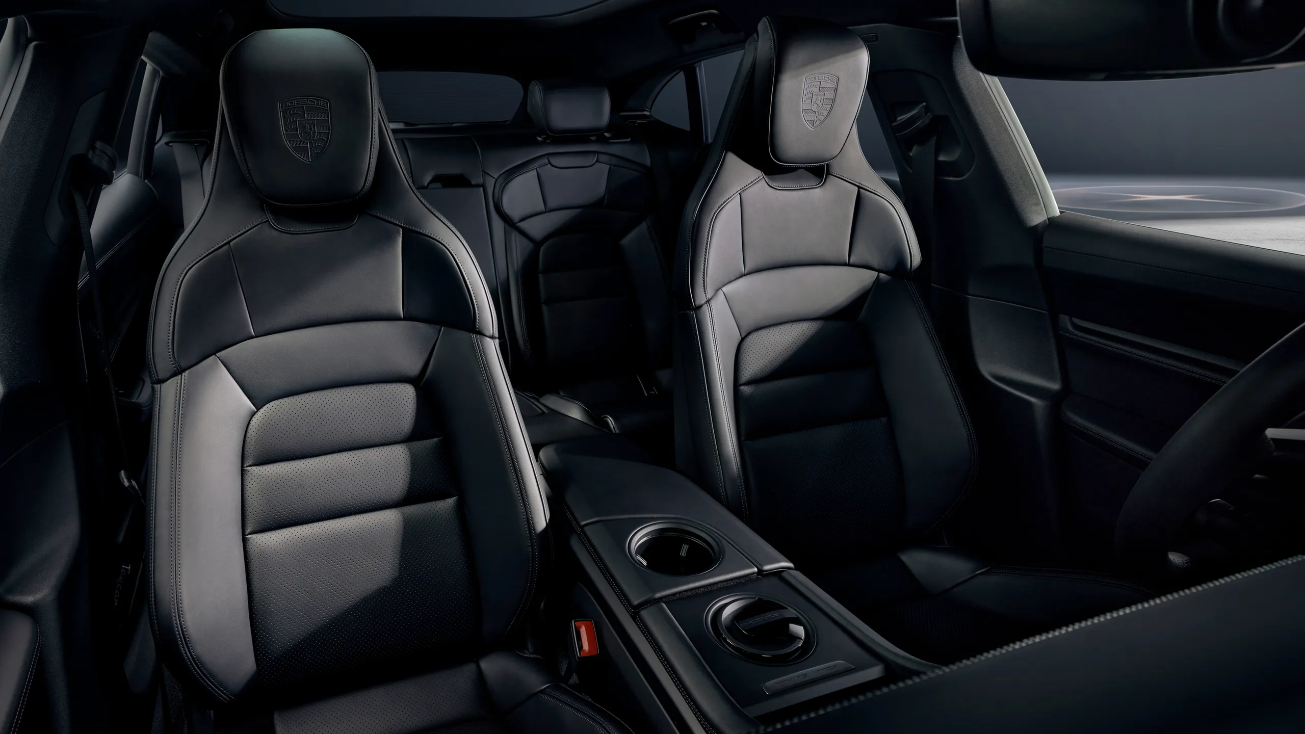 Вид спереди на салон Porsche Taycan 4S Sport Turismo Black Edition.