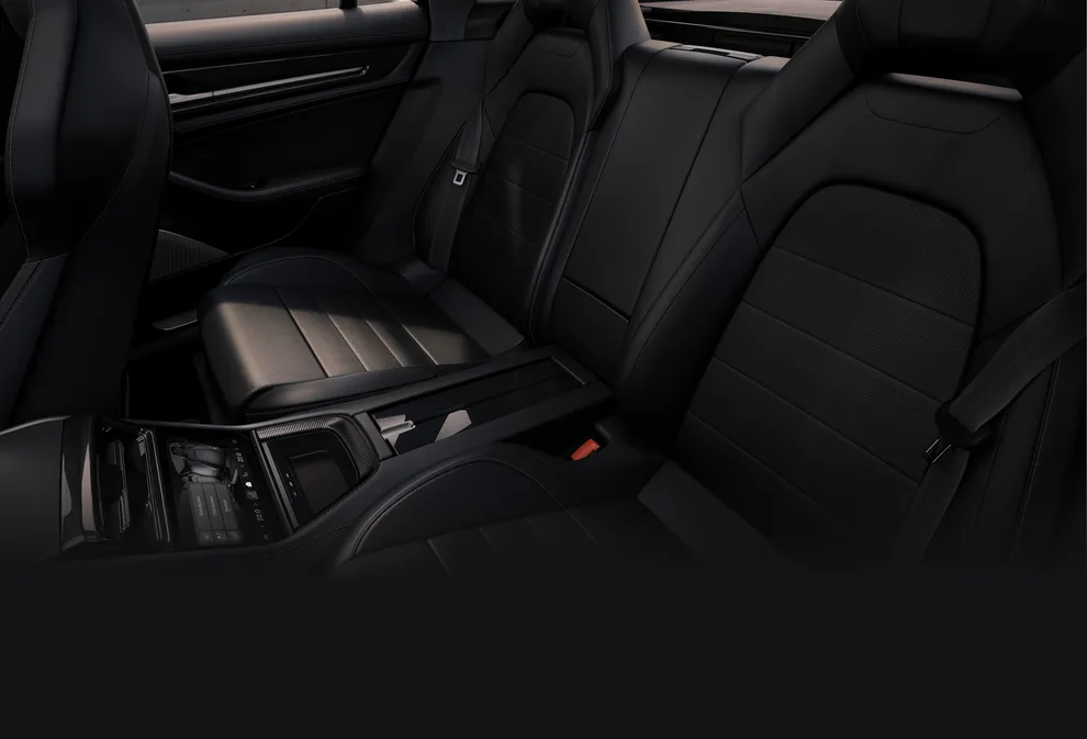 Interior del Porsche Panamera Turbo E-Hybrid: vista de los asientos traseros de la parte trasera.