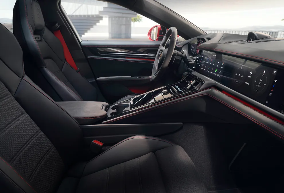 Interior del Porsche Panamera GTS. Vista del puesto de conducción.