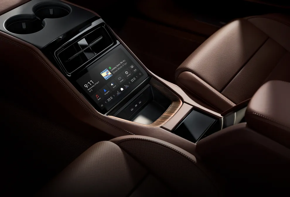 Porsche Panamera 4 E-Hybrid Executive: close up of the rear centre console with touch display.
