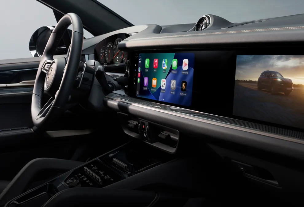 Porsche Cayenne Turbo E-Hybrid Coupé Interieur: Blick ins Cockpit mit Fokus auf das Infotainmentsytem.