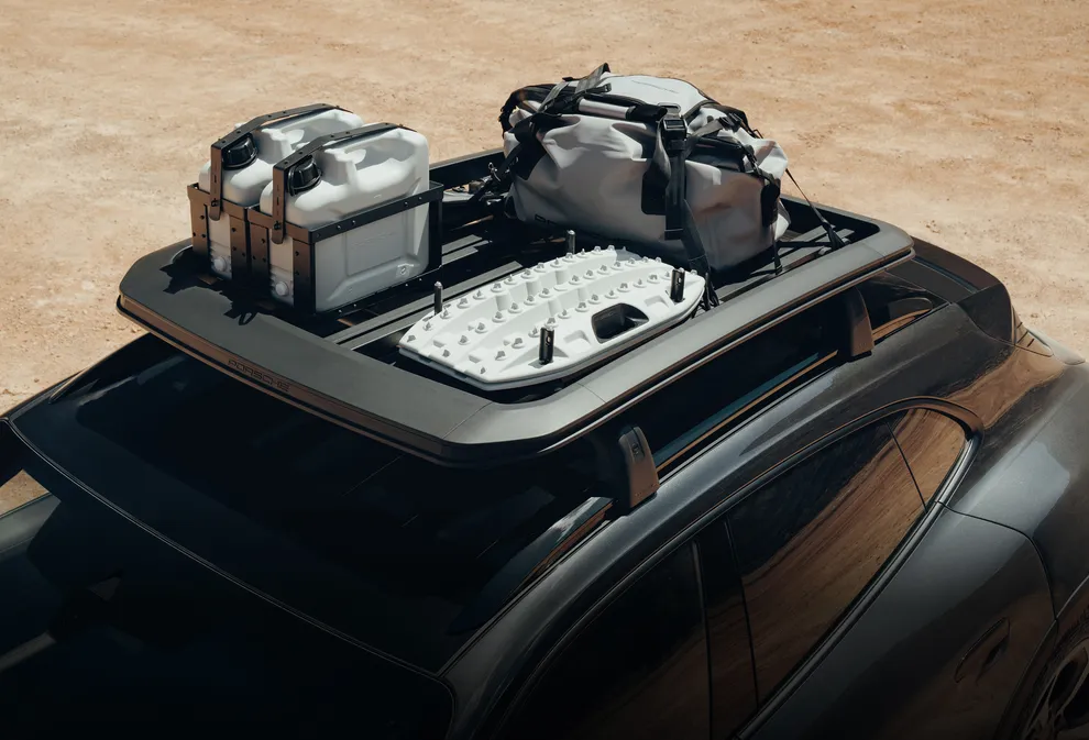 Der Dachkorb mit Zubehör als Teil des Adventure Zubehörs für den Porsche Taycan Cross Turismo.