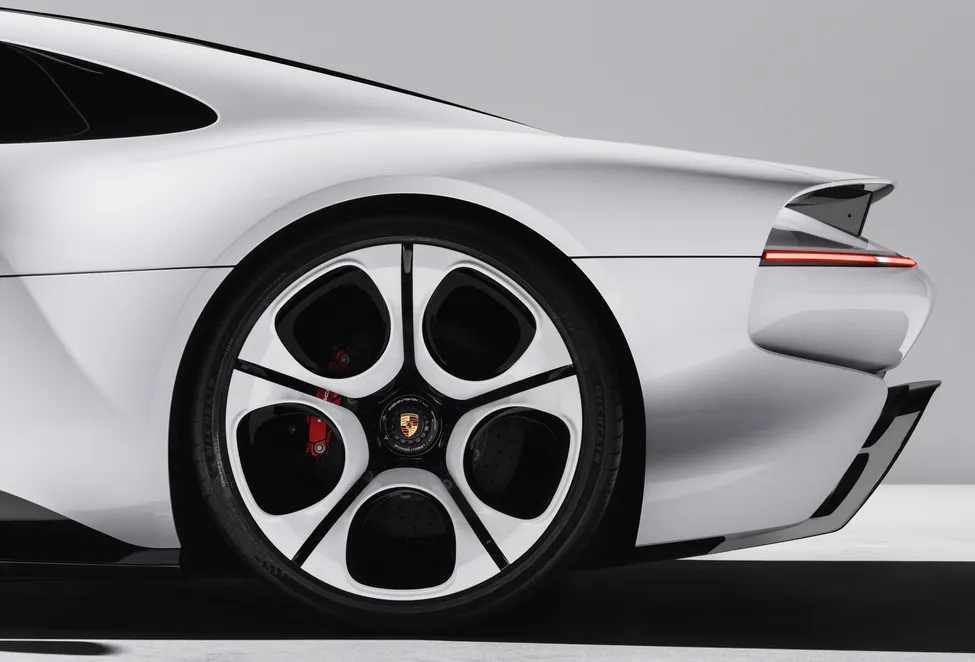 Detailed view of the wheel on the Porsche Mission S.