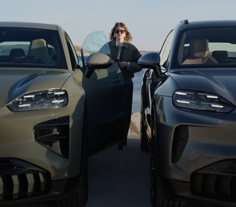 La porte automatique d'un Porsche Cayenne Turbo Coupé s'ouvre automatiquement et s'arrête lorsqu'elle rencontre un obstacle.