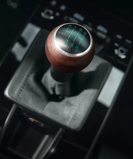 Detailansicht des Schalthebels im Porsche 911 GT3 100 Jahre Nürburgring.