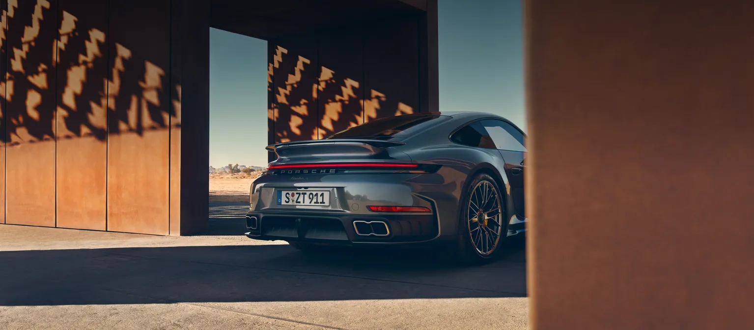 Blick auf das Heck des Porsche 911 Turbo S.