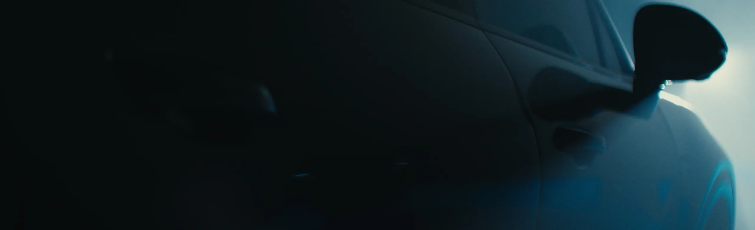 Straßen bei einer Gebirgskette.