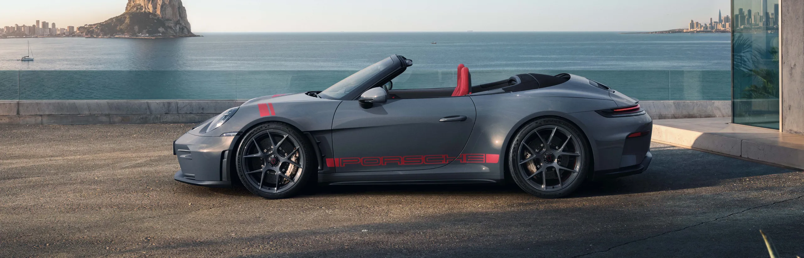 Heck- und Seitenansicht eines Porsche 911 GT3 S/C in Schiefergrau neo mit Street Style Paket.