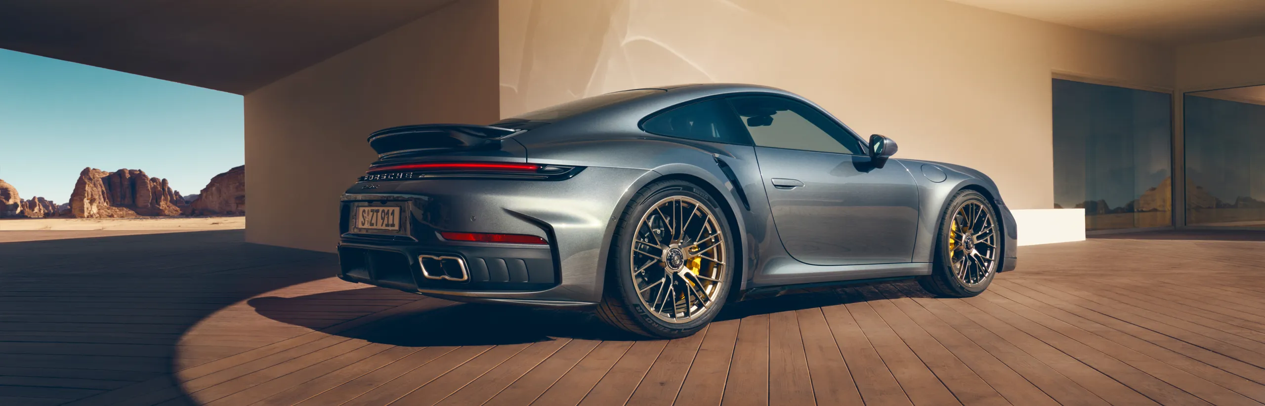 Vue de côté de la Porsche 911 Turbo S en Gris Vanadium métallisé.