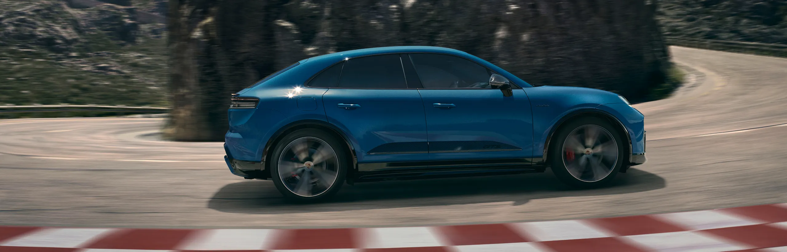 Vista lateral de um Porsche Macan GTS em movimento em Azul Lugano.