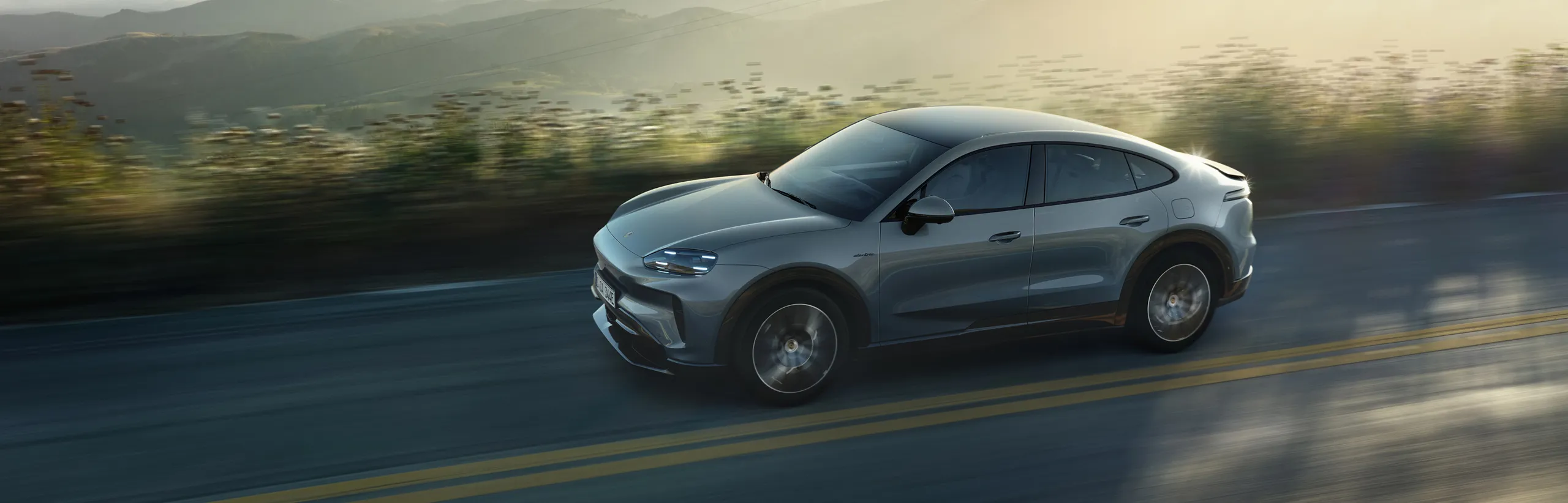 Blick auf Front und Seite eines Porsche Cayenne Coupé.