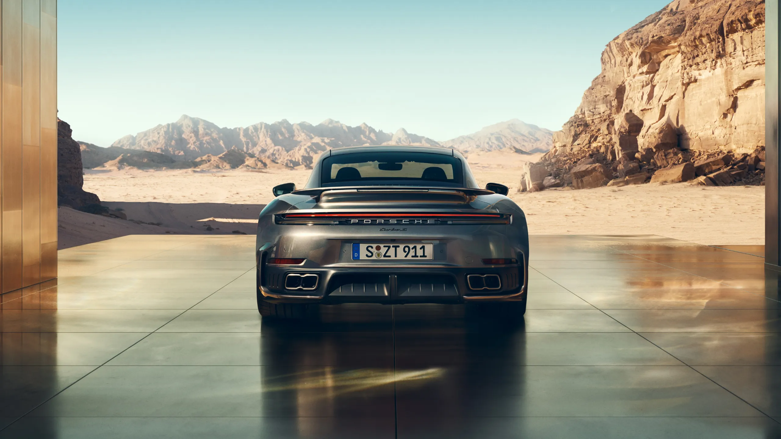 В видеоролике показан Porsche 911 Turbo S цвета серый металлик (Vanadium Grey Metallic).