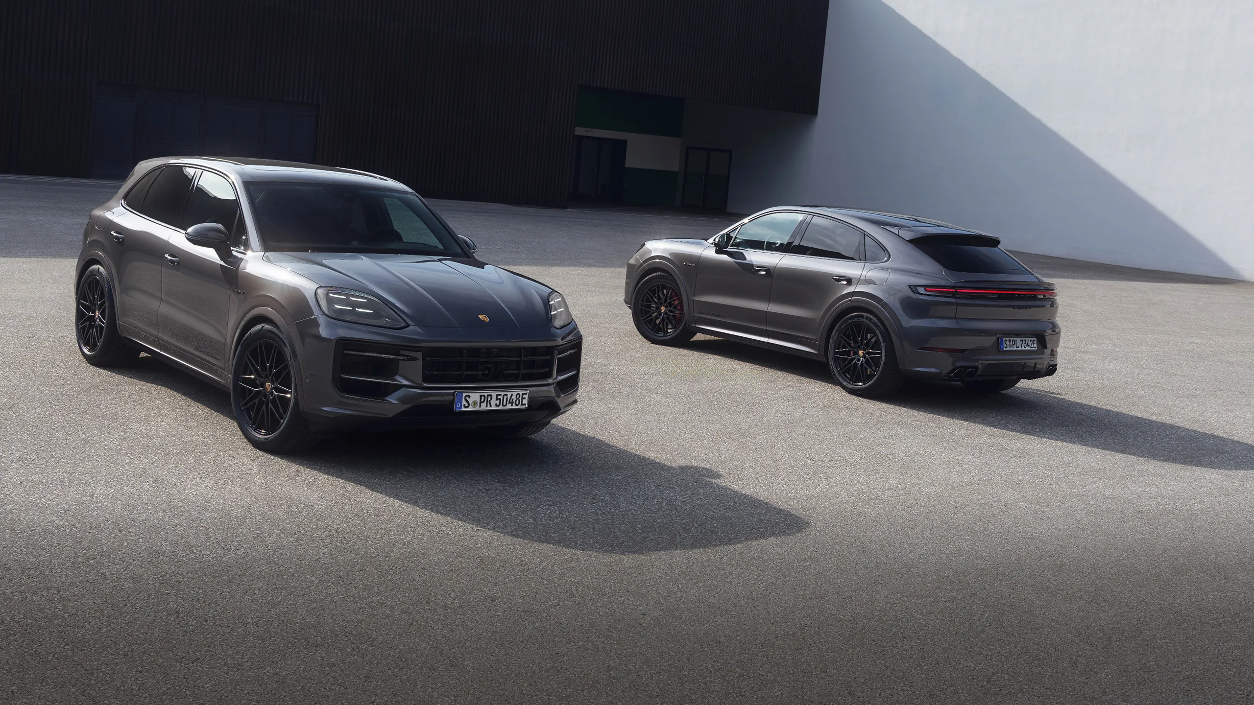 Porsche Cayenne Black Edition i Chromite Black Metallic.