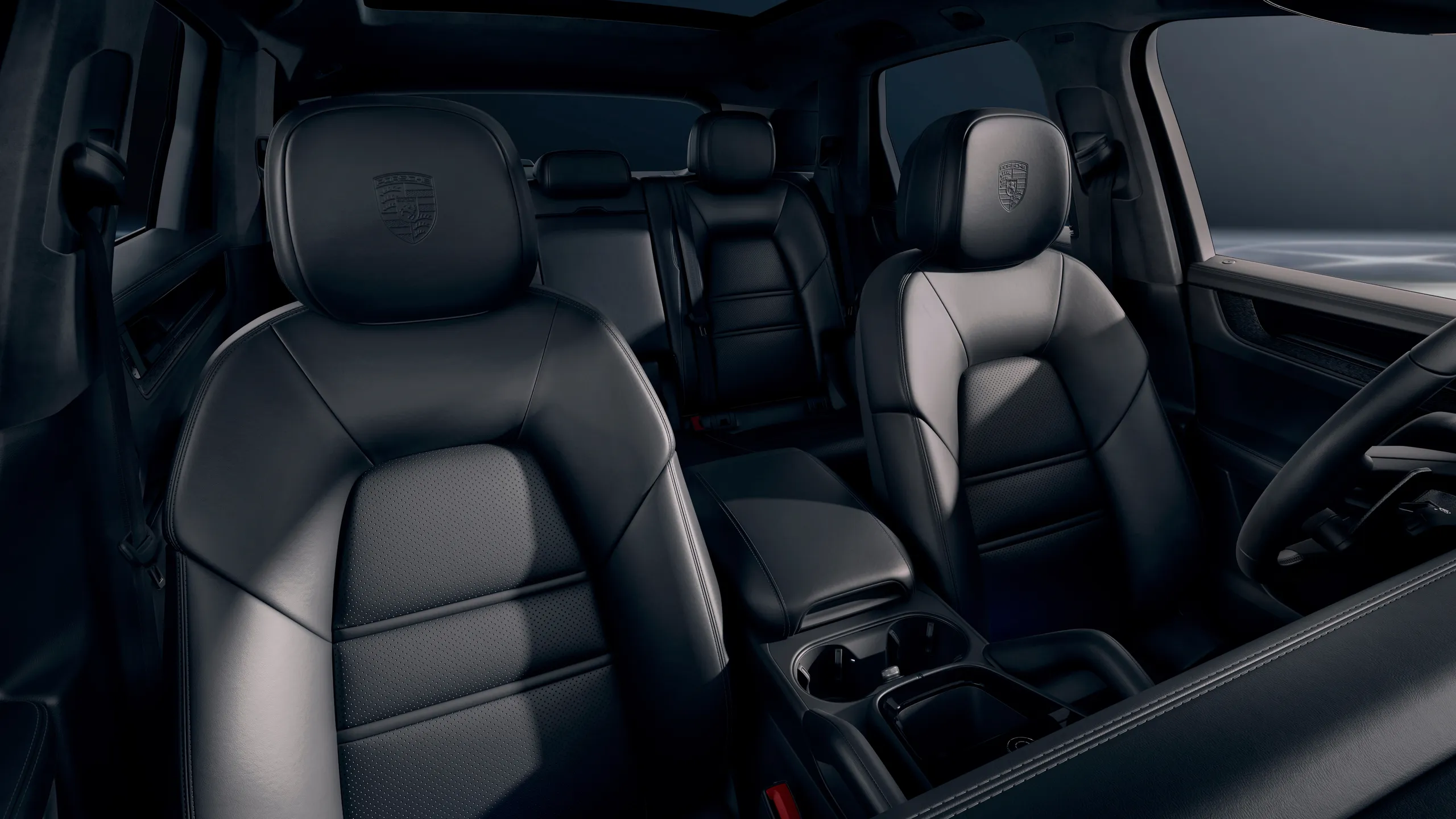 Sett forfra inn i kupeen til Porsche Cayenne Black Edition.