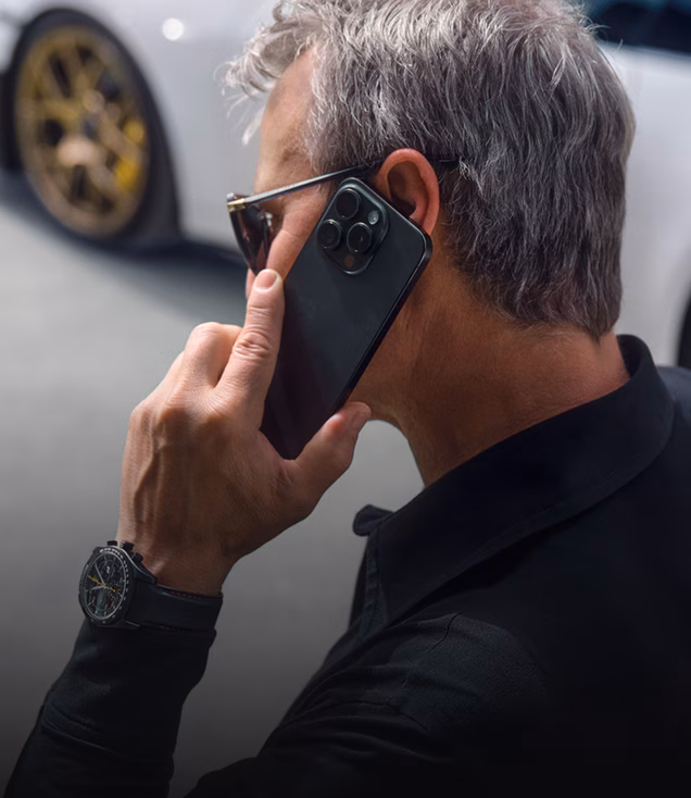 Person mit Smartphone.