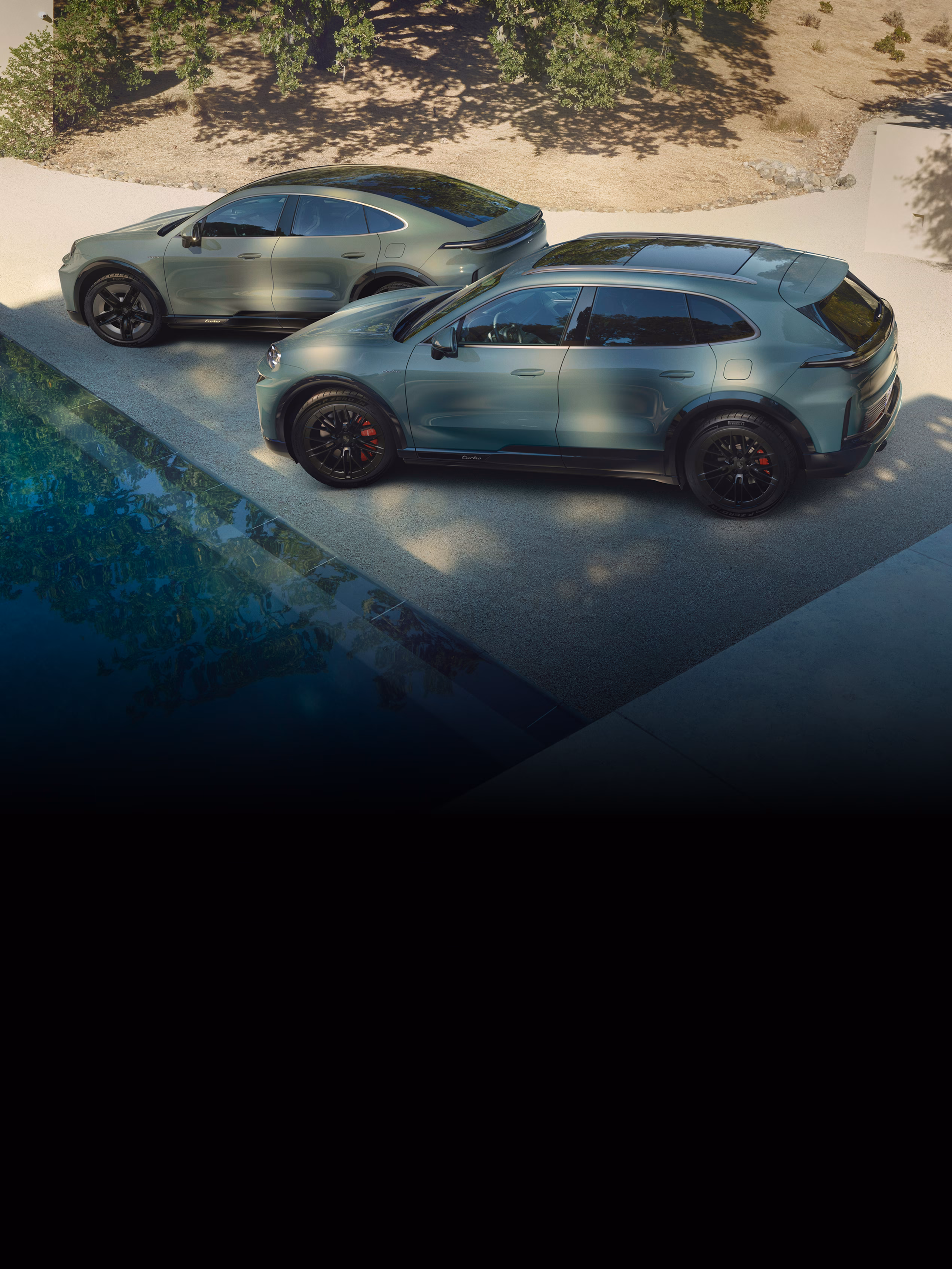 Ein Porsche Cayenne Turbo in Mysticgrünmetallic steht neben einem Porsche Cayenne Turbo Coupé in Monteverdemetallic.