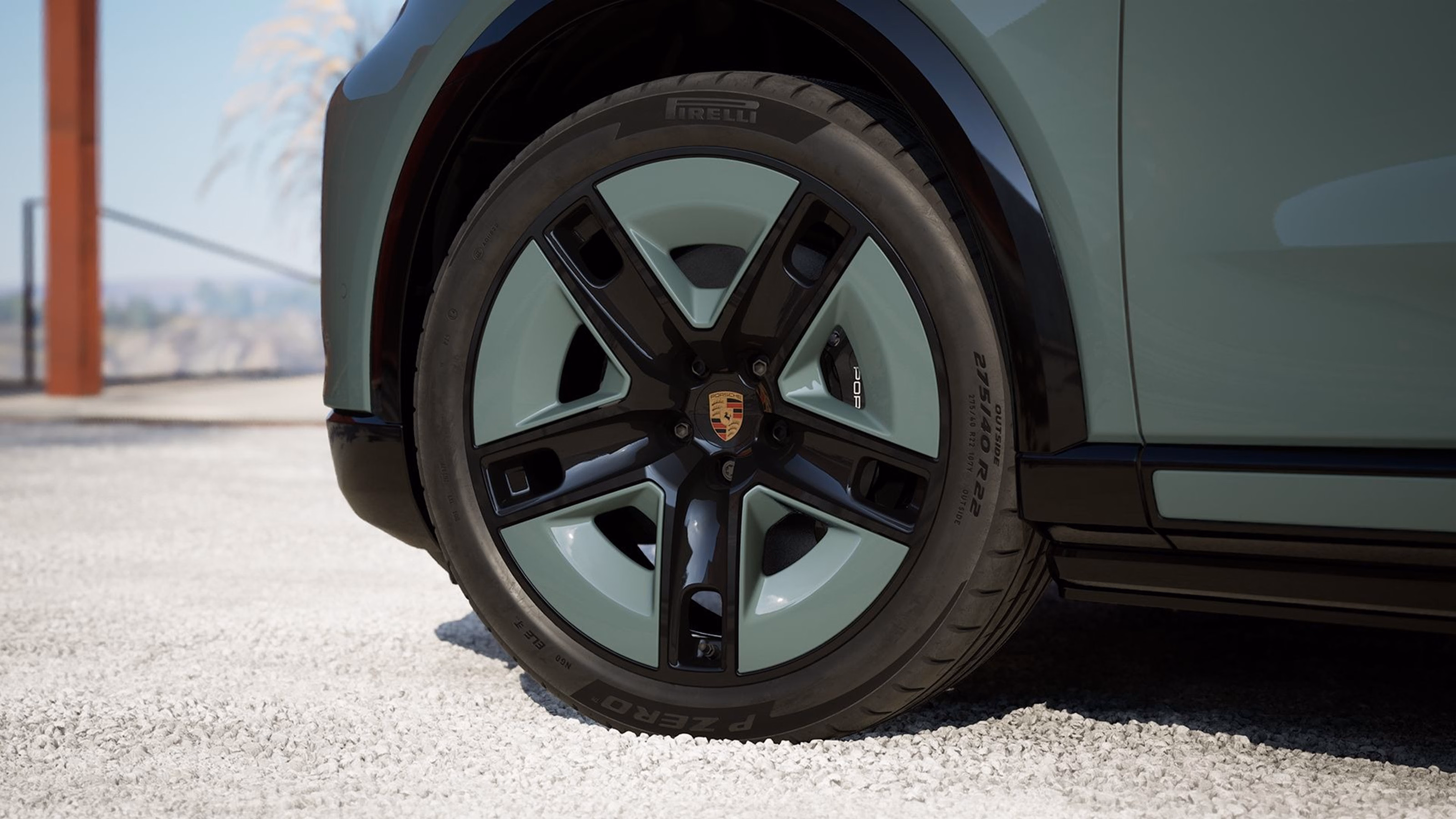 Detailed view of the wheel of a Porsche Cayenne S preconfigured by Porsche Exclusive Manufaktur.