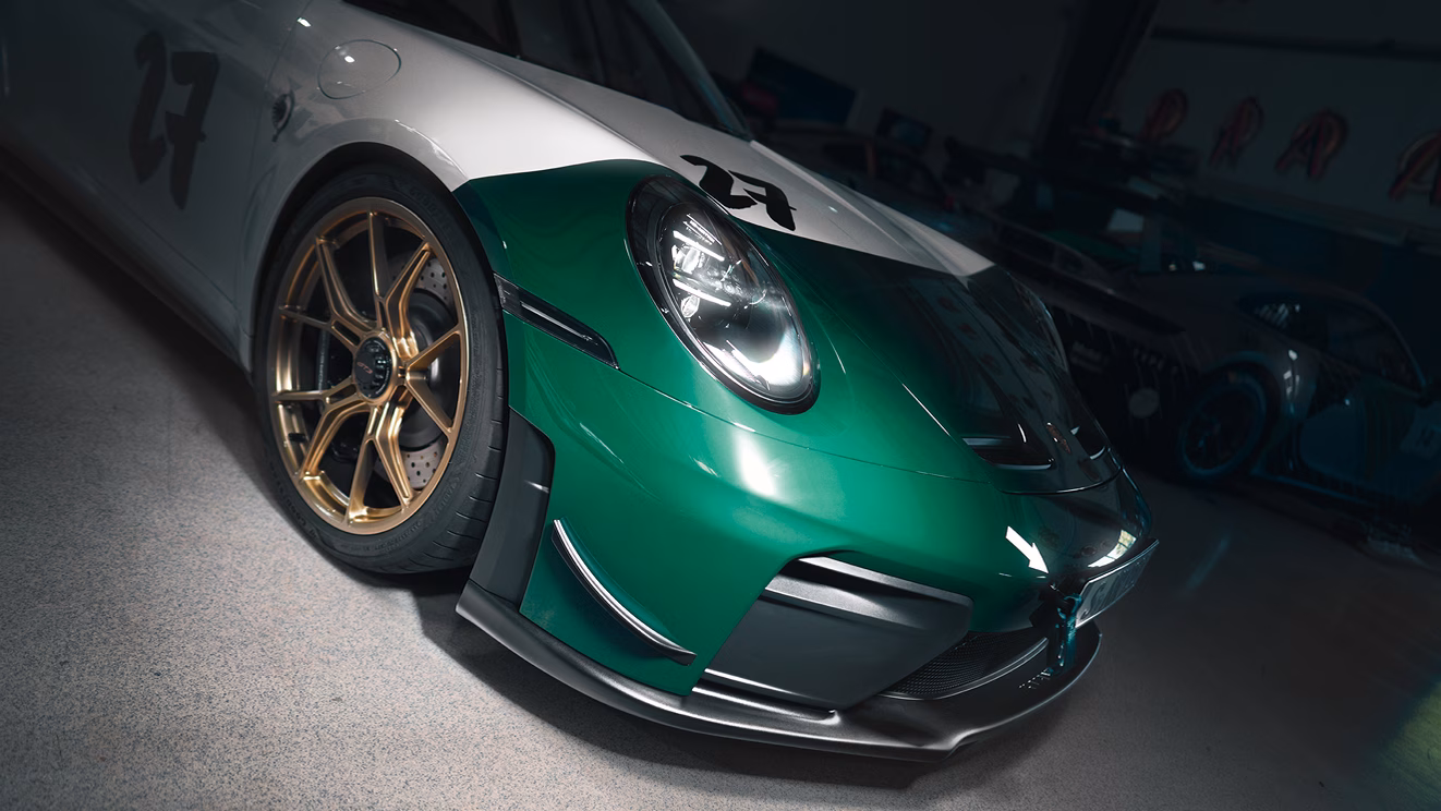 Detailansicht der Front des Porsche 911 GT3 100 Jahre Nürburgring mit Manthey Kit.
