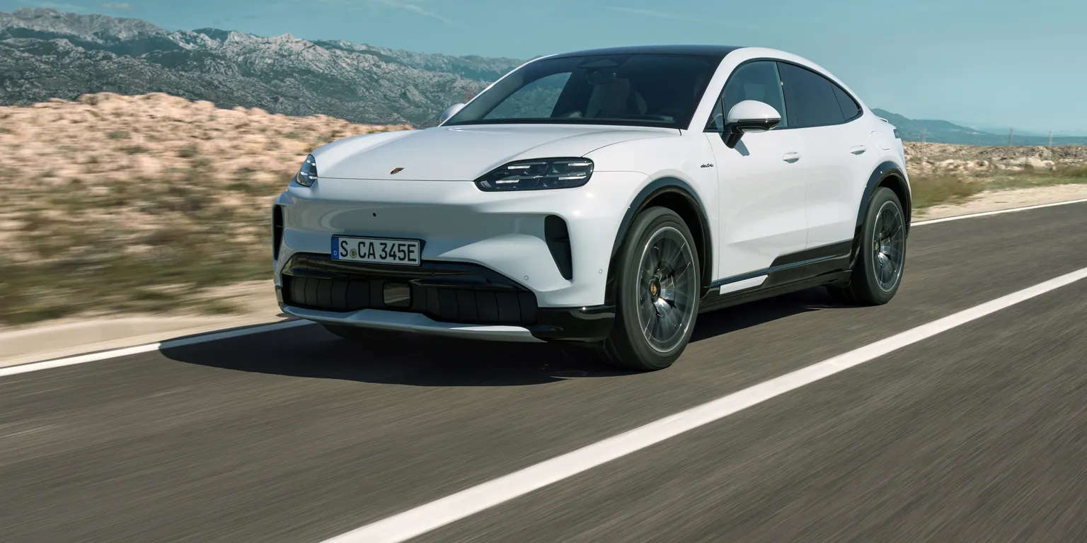 Blick auf Front und Seite eines Porsche Cayenne S Coupé Electric in Carraraweißmetallic.