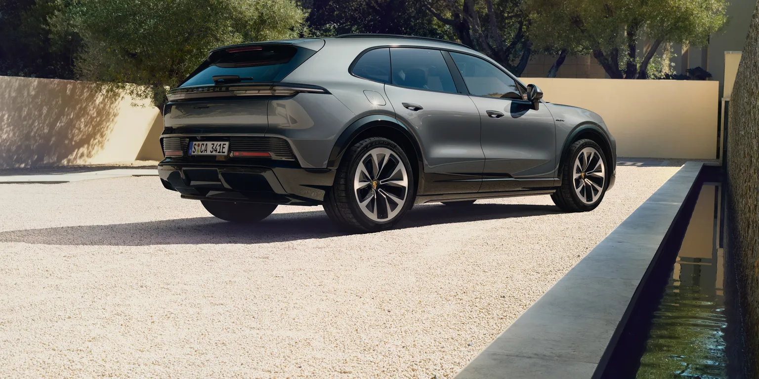 Blick von hinten auf Heck und Seite eines Porsche Cayenne Electric.