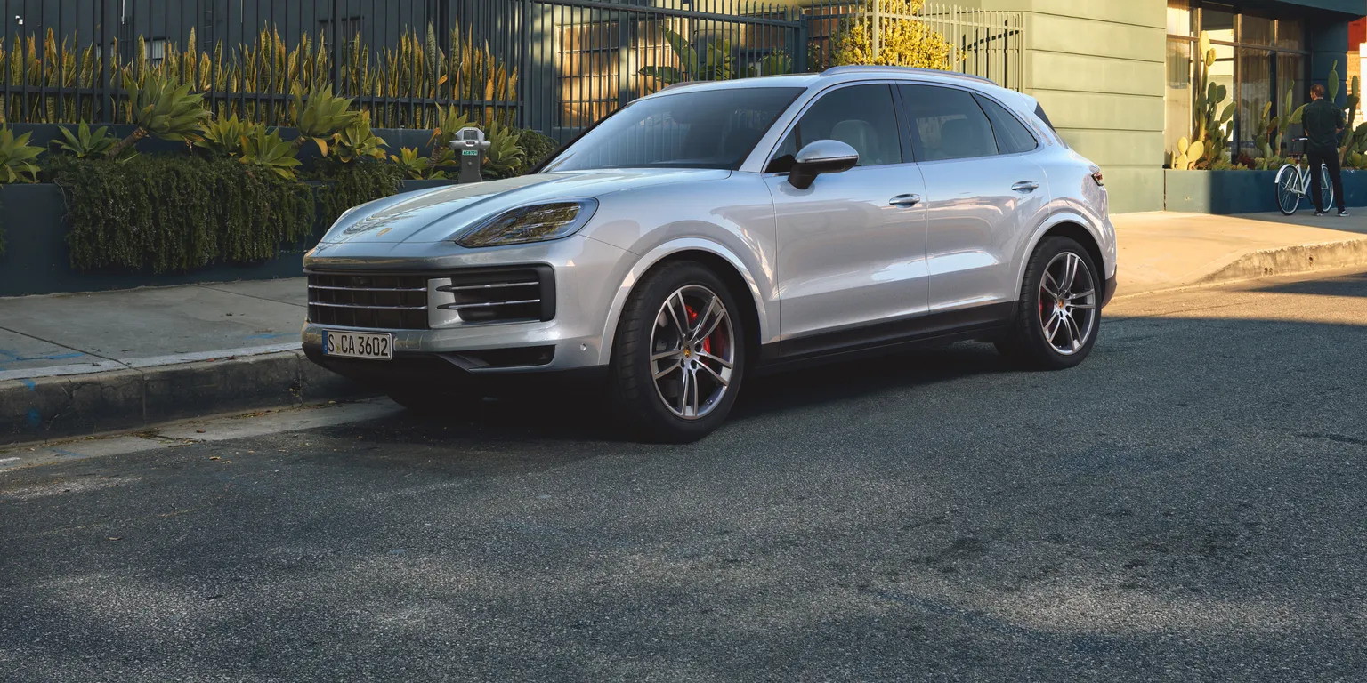 Porsche Cayenne S nel colore argento Dolomite, vista del frontale e della parte laterale.