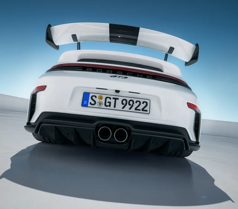 Blick auf des Heck des Porsche 911 GT3 in Weiß mit Weissach-Paket.
