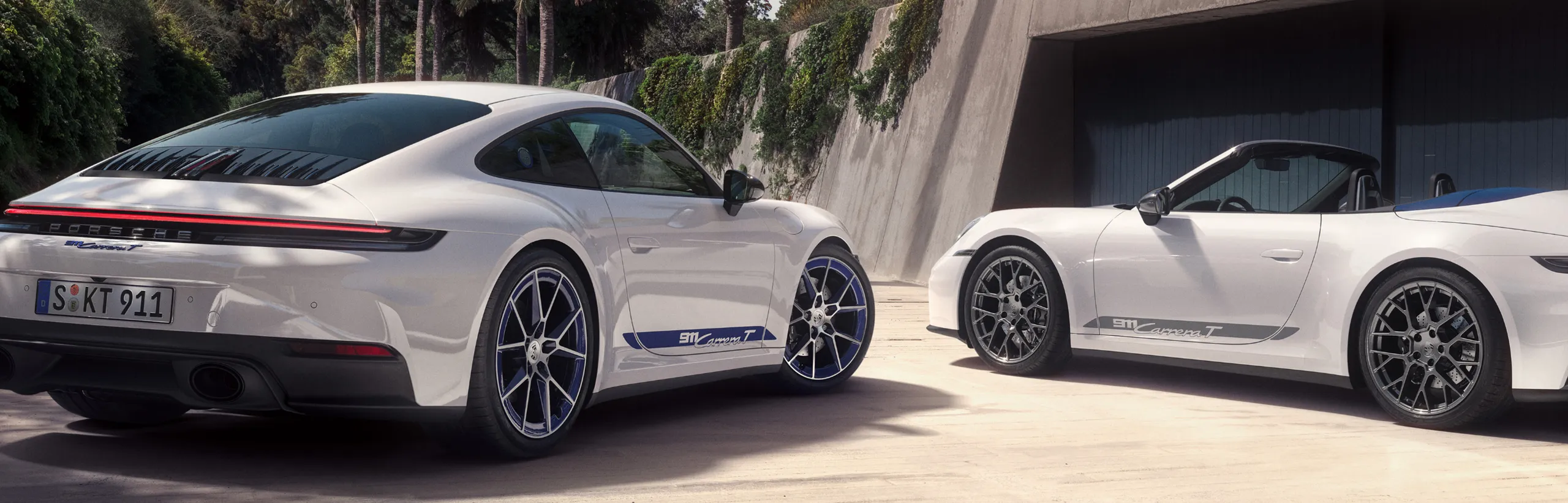 En Porsche 911 Carrera T og en Porsche 911 Carrera T kabriolet (begge i hvit) står ved siden av hverandre.