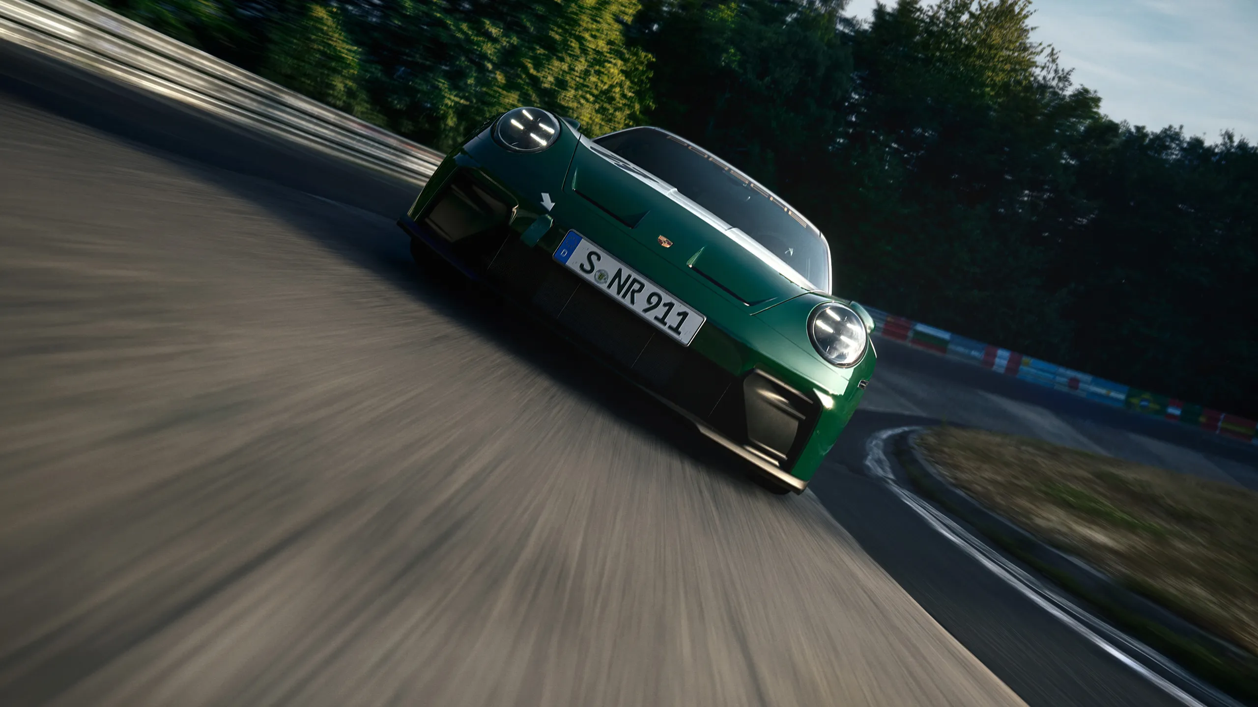 Ein Porsche 911 GT3 100 Jahre Nürburgring fährt auf dem Nürburgring um eine Kurve. Blick von vorne auf die Front.
