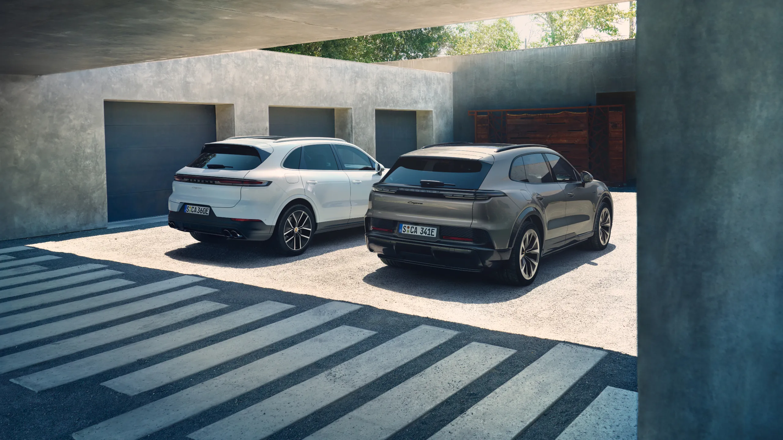 Una Cayenne Electric e una Cayenne S Coupé Electric sono parcheggiate una accanto all'altra.
