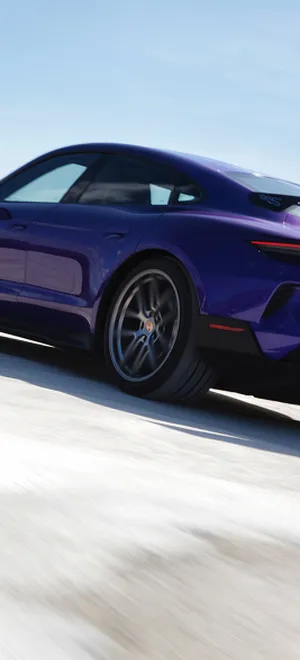 Grafik: Blick von oben auf den Porsche Taycan Turbo GT. Karosserie ist durchsichtig, sodass das Fahrwerk zu sehen ist.
