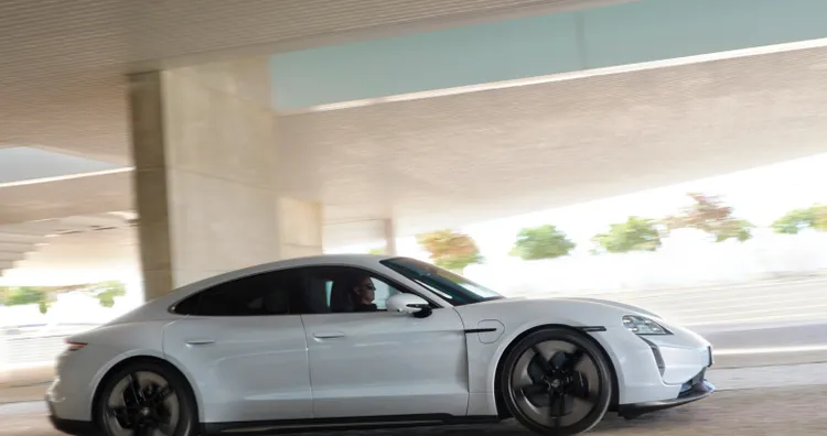 Graphic of the charging architecture in the Porsche Taycan.