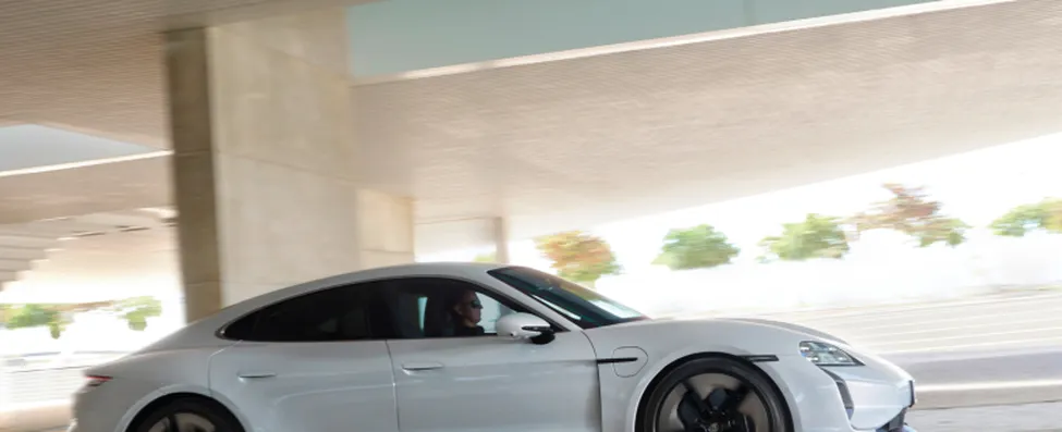 Graphic of the rear-axle steering on the Porsche Taycan.