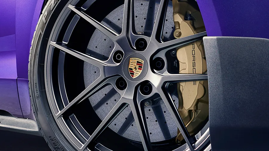 Porsche Taycan Turbo GT mit Weissach-Paket. Detailansicht 21-Zoll Aluminium-Schmiederäder und Bremssättel in Victory Gold.