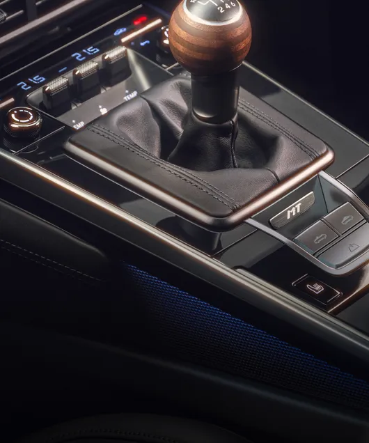  Detailansicht Schalthebel mit Plakette mit der Gravur „MT“ im Porsche 911 Carrera T.