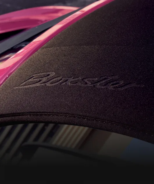 Close-up of the soft top in Black with embossing on the Porsche 718 Boxster Style Edition in Ruby Star Neo.