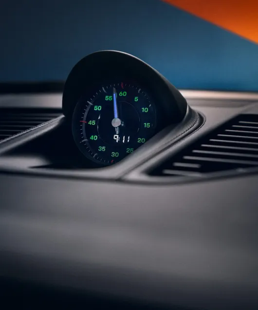 配備 Heritage Design 套件的保時捷 911 Tubro 50 週年紀念版上的保時捷跑車計時套件計時碼錶特寫。 