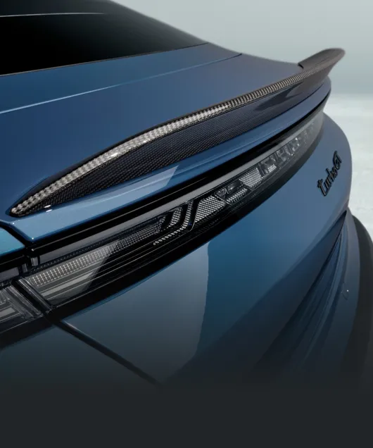 Porsche Taycan Turbo GT in Palebluemetallic. Blick auf den ausfahrbaren Heckspoiler mit Gurney.