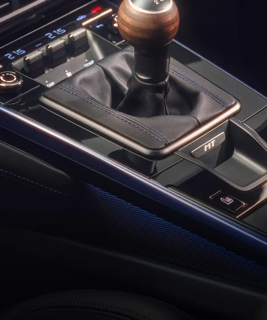  Detailweergave van de schakelpook met 'MT' gravering in de Porsche 911 Carrera T.