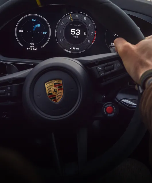 Intérieur du Porsche Cayenne Turbo GT : vue détaillée de l’affichage tête haute pendant un tour sur circuit.