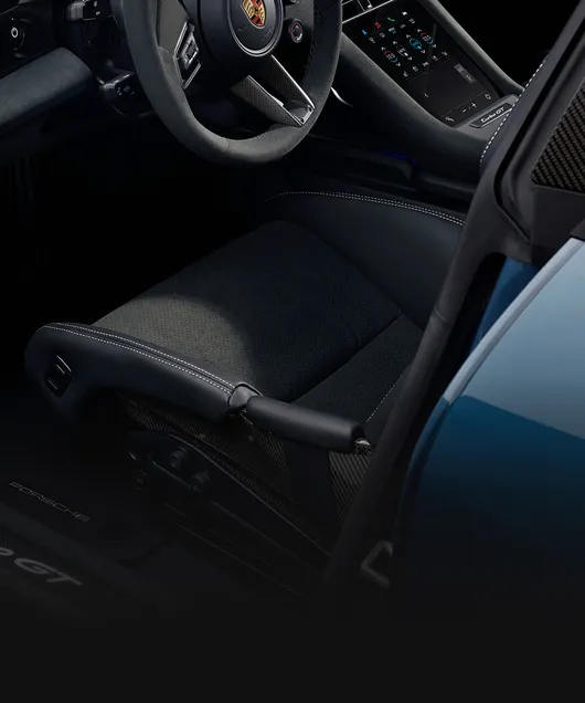 Porsche Taycan Turbo GT Interieur. Blick ins Cockpit mit den Carbon-Schalensitzen.