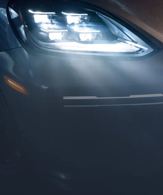 Porsche Cayenne Turbo GT en Gris Quartzite métallisé. Vue détaillée des phares matriciels HD à LED.